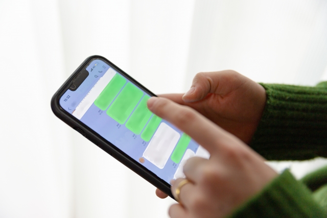 スマホでLINEをしている人