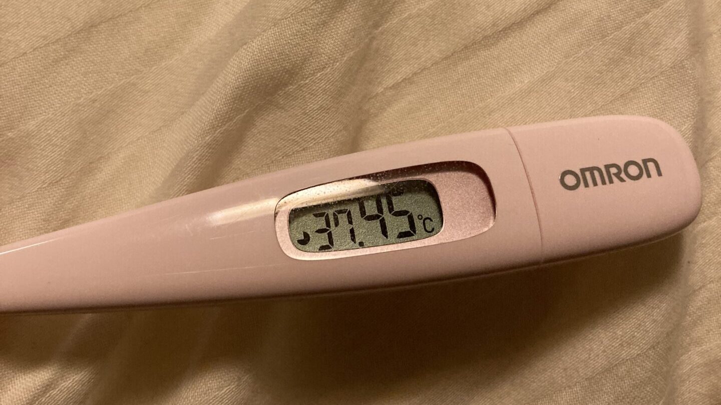 37.45度の微熱を表示する体温計